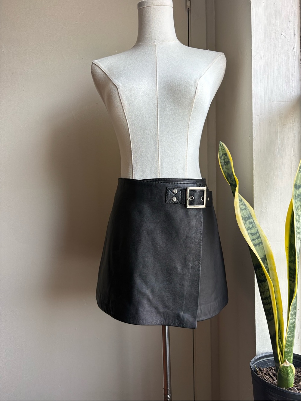 hugo búscati noir leather mini skirt